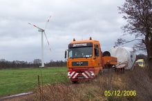 Das Maschinenhaus wird angeliefert... Das Maschinenhaus wird angeliefert...